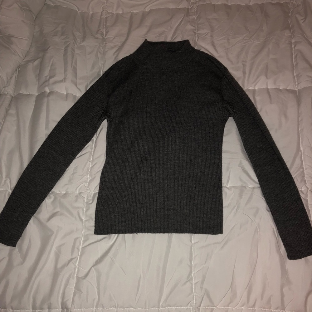 Ribbed, long-sleeve turtle neck.